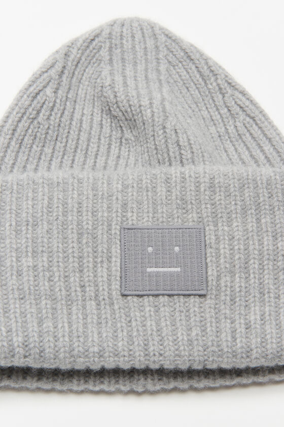 (image for) Minimalistic Large face logo beanie